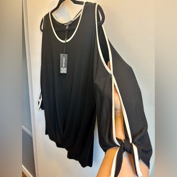 Cable & Gauge Black Relaxed Blouse with White trim and side slits - Picture 2 of 6